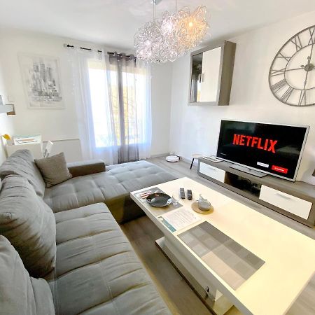 Le Cafe Charmant, Appartement Dans Immeuble Avec Parking Barriere, Balcon LʼArbresle Extérieur photo