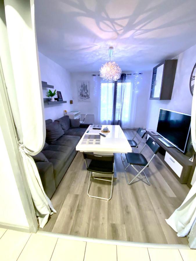 Le Cafe Charmant, Appartement Dans Immeuble Avec Parking Barriere, Balcon LʼArbresle Extérieur photo