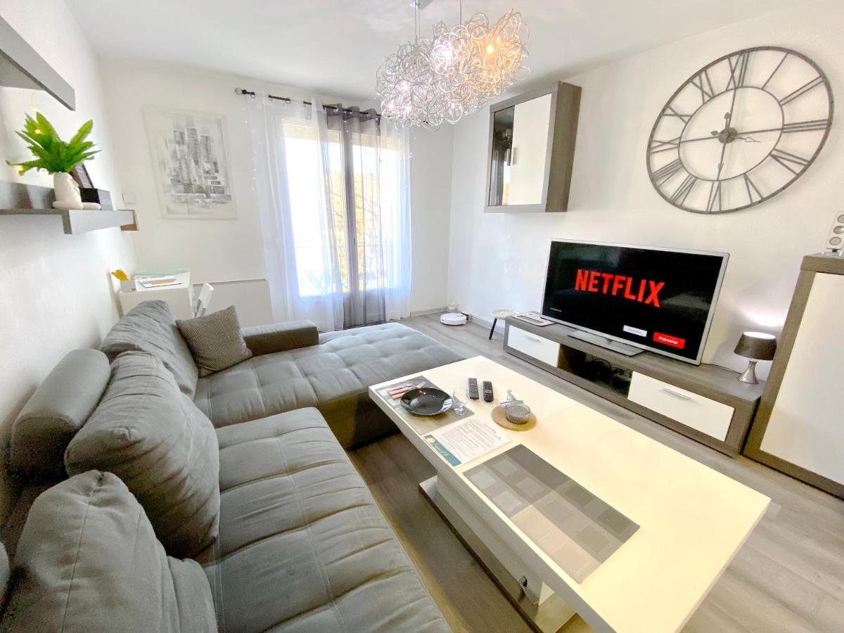 Le Cafe Charmant, Appartement Dans Immeuble Avec Parking Barriere, Balcon LʼArbresle Extérieur photo